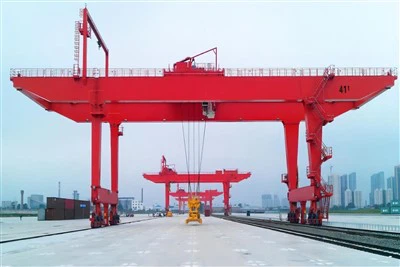 Op rails gemonteerde containerportaalkraan